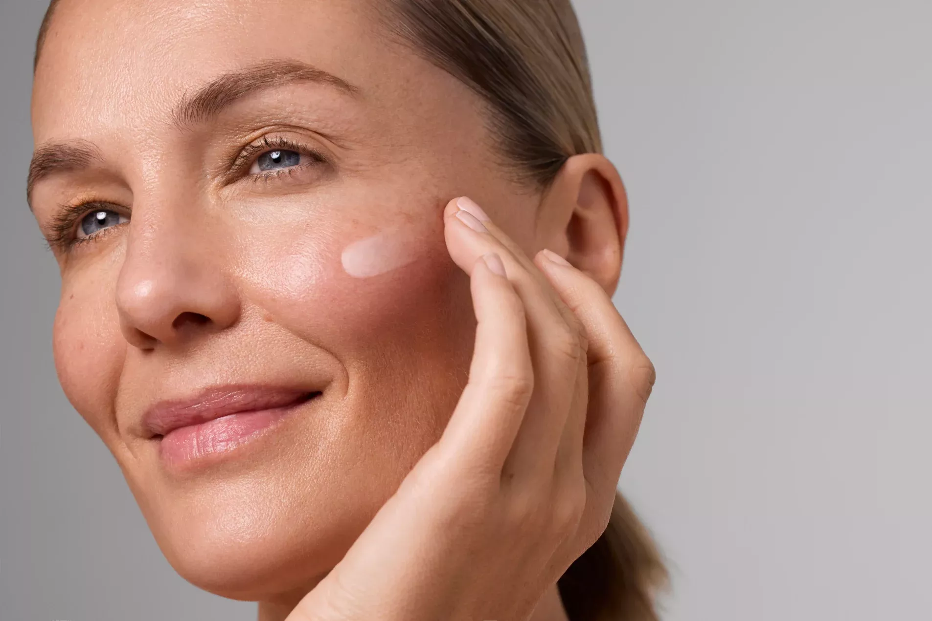 Cách chọn sản phẩm chăm sóc da phù hợp sau tuổi 40